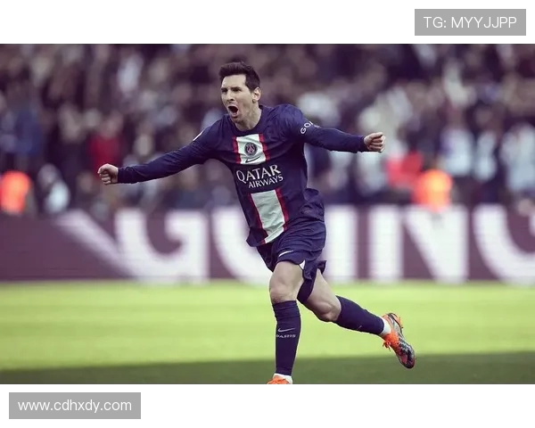 《聚焦足球巨星：从梅西到C罗，全球足坛传奇人物的成长与影响》