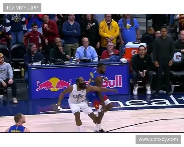 奇才与骑士激战正酣 双方球员全力拼搏争夺胜利