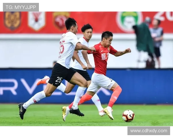 探寻当代足球运动员成长之路与赛场魅力全景解读深度剖析新时代传奇 探寻当代足球运动员成长之路与赛场魅力全景解读深度剖析新时代传奇